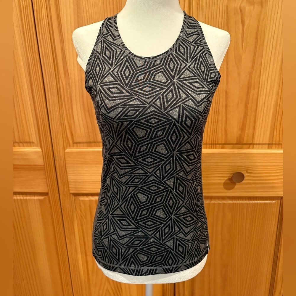 Umbro Black and White Women's Geometric Tank Top. Fitted